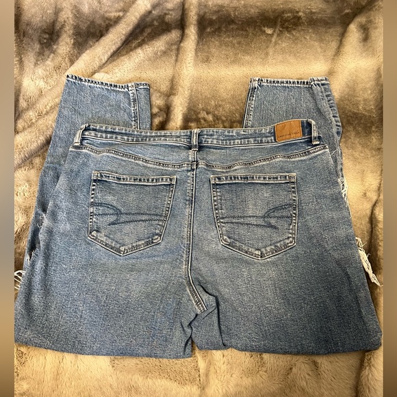 American Eagle Distressed High Rise Strigid Mom Jean Size 16 - Picture 2 of 4